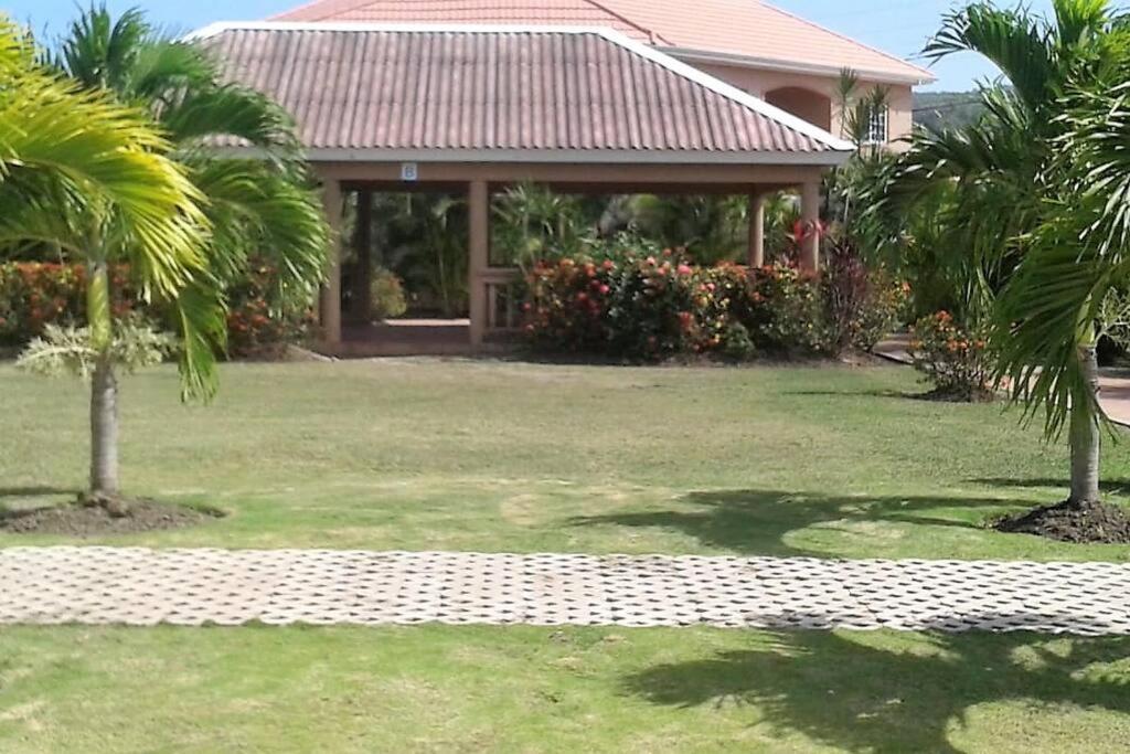 Comfortable Strategic Lodging Quarters Spanish Town Exterior photo