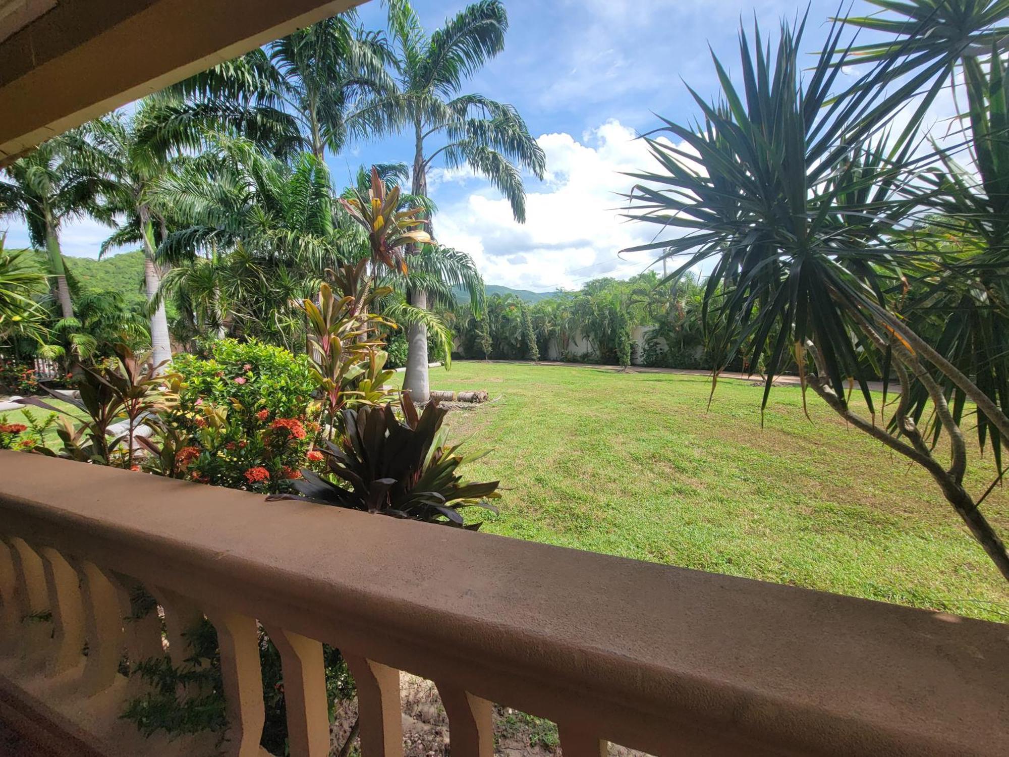 Comfortable Strategic Lodging Quarters Spanish Town Exterior photo