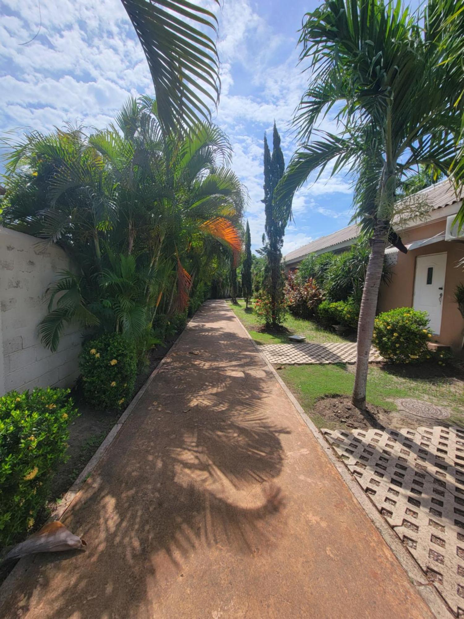 Comfortable Strategic Lodging Quarters Spanish Town Exterior photo