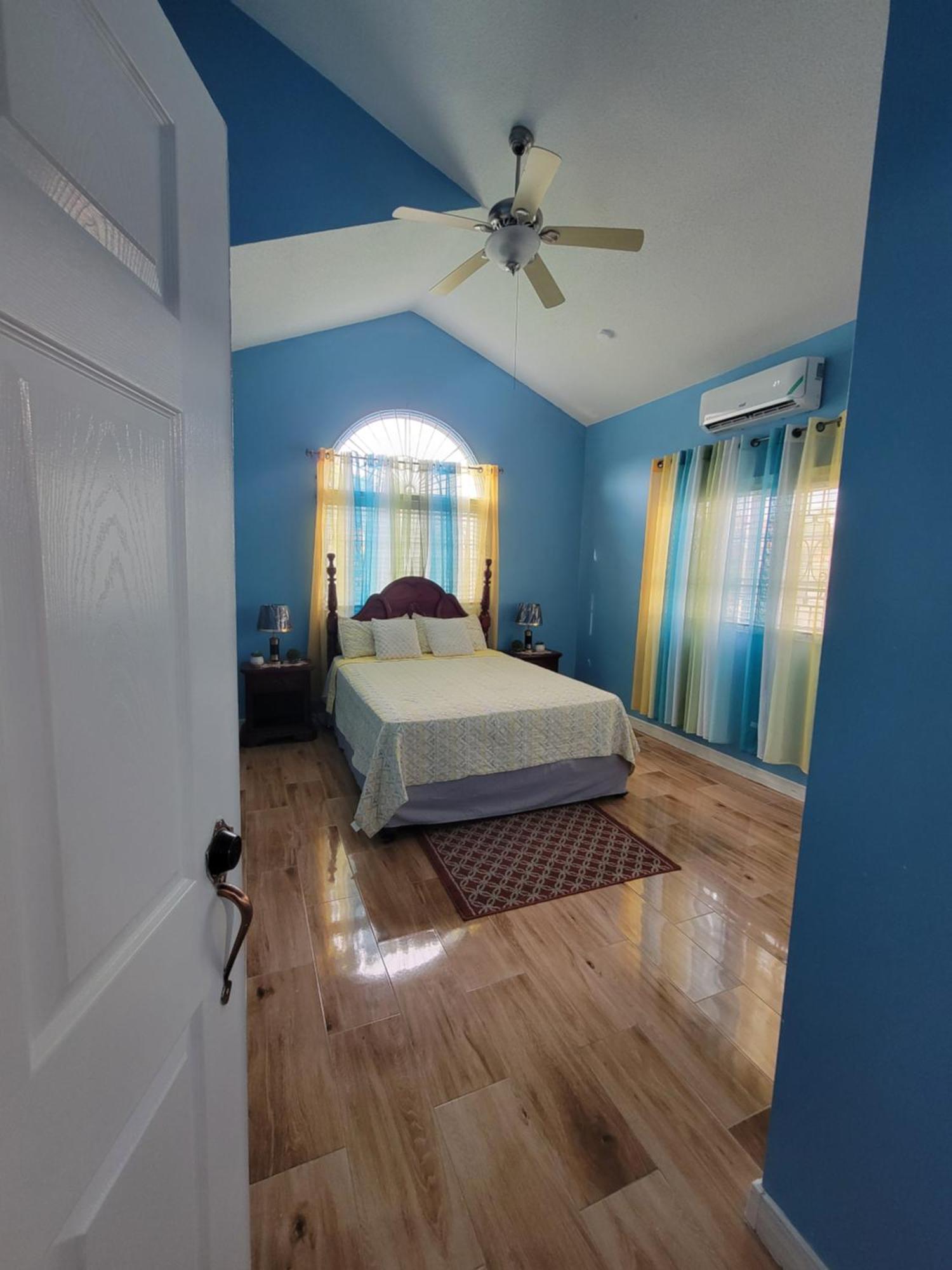 Comfortable Strategic Lodging Quarters Spanish Town Exterior photo